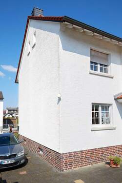 Solide Bausubstanz mit klassischer Fassade und zeitgemäßen Fenstereinheiten - 