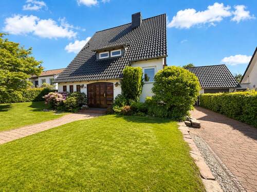 Vorgarten und Hauseingang mit Einfahrt - 