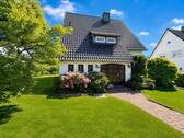Vorgarten und Hauseingang - Gepflegtes Einfamilienhaus mit solider Basis auf ca. 652 m² Grundstück