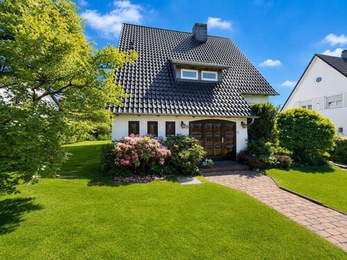 Vorgarten und Hauseingang - Gepflegtes Einfamilienhaus mit solider Basis auf ca. 652 m² Grundstück