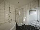Tageslichtbad mit Wanne und Dusche - @ Sofort einziehen! Sanierte 4-Zimmer-Wohnung @