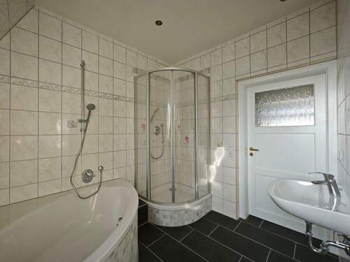 Tageslichtbad mit Wanne und Dusche - @ Sofort einziehen! Sanierte 4-Zimmer-Wohnung @