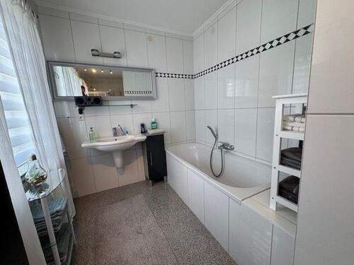 Bad mit Wanne und Dusche - 