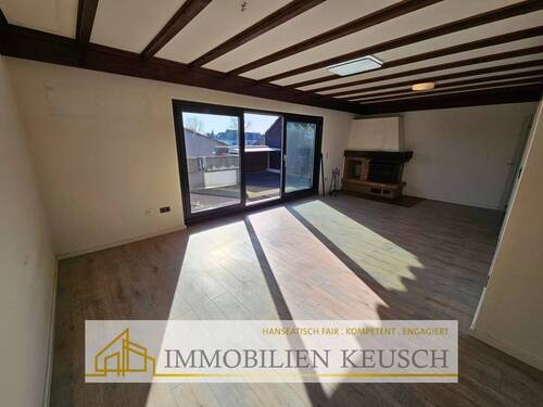 Wohnzimmer mit Zugang zum Balkon - 