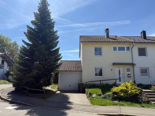 Hausansicht mit Garage - 5 Zimmer Reihenendhaus zum Kaufen in Isny im Allgäu