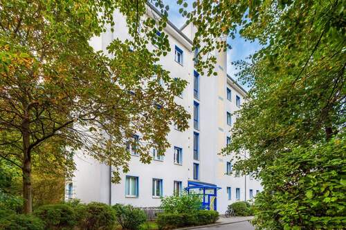 Hausansicht - Lage, Lage, Lage: Invalidenstraße: bezugsfreie Wohnung im 4.OG. Sehr gepflegt, sehr hell.