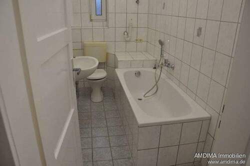 Bad mit Wanne und Fenster - 