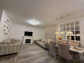 Wohnzimmer - Attraktive 2 Zimmerwohnung mit Balkon und Einbauküche in guter Wohnlage in Mühlheim