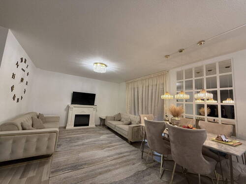 Wohnzimmer - Attraktive 2 Zimmerwohnung mit Balkon und Einbauküche in guter Wohnlage in Mühlheim