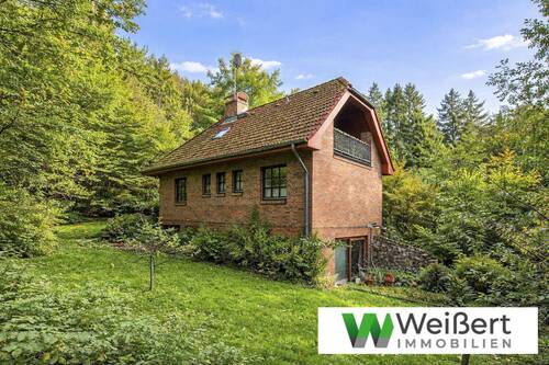 Nordwestansicht - Charmantes Einfamilienhaus mit 1.047 m² großem Grundstück & vielseitigem Platzangebot in Waldrandlage