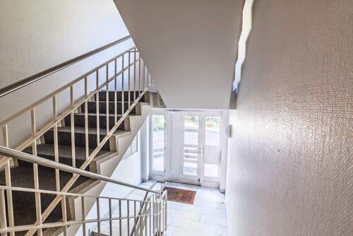 Eingang und Treppenhaus - Etagenwohnung mit 94,90 m² in Hamburg zum Kaufen