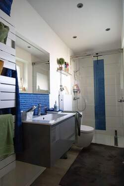 Modernes Bad mit Dusche - 