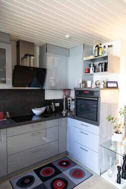 Moderne Küche mit Geräten - 