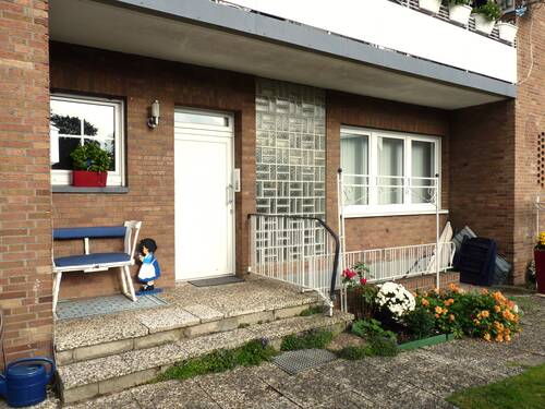 Rückansicht Eingang Wohnungen - 