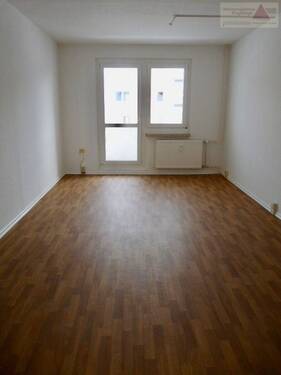 Wohnzimmer - Helle 3-Raum-Wohnung im Erdgeschoss mit Balkon in Klingenberg!