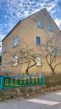 Giebelansicht - 2 Zimmer Mehrfamilienhaus, Wohnhaus in Königshain-Wiederau
