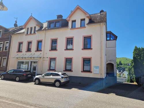 Vorderseite mit Schaufensterfront - Gewerbefläche mit Schaufensterfront (Praxis- Büro- Verkaufsfläche) zu vermieten