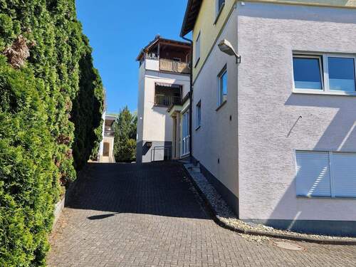 Zufahrt Parkplätze und Seiteneingang - Büro mit 86,00 m&sup2; in Bullay zur Miete