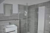 Bad mit Dusche - 
