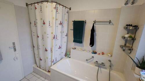 Bad: Dusche und Badewanne - 