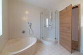 Badezimmer Dusche und Wanne - 