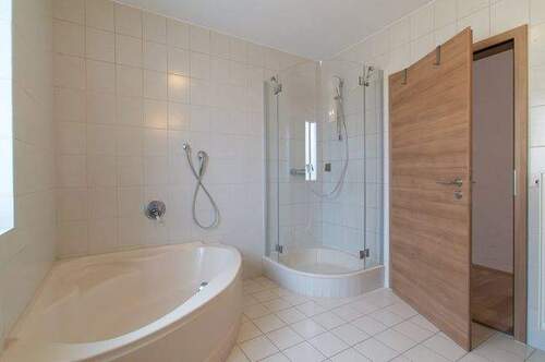 Badezimmer Dusche und Wanne - 