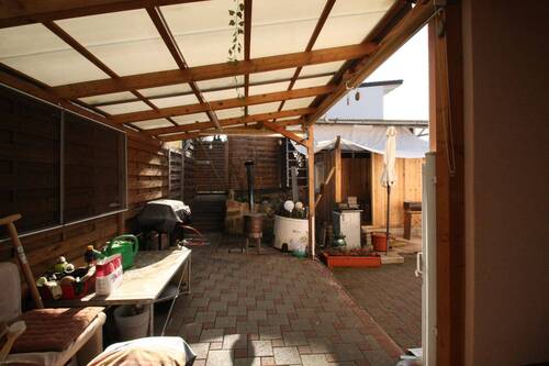 Terrasse mit Zugang Garage - 