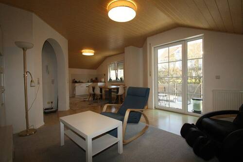Wohnzimmer mit Balkon - 