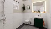 Modernes Badezimmer mit Badewanne - 