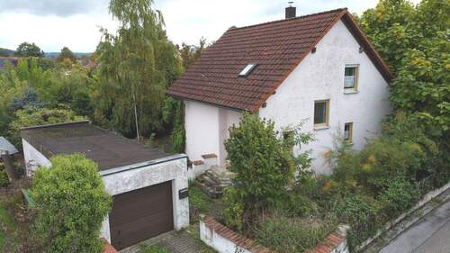 Wohnhaus in Woffenbach - Im Dornröschenschlaf - Sanierungsbedürftiges Einfamilienhaus in ruhiger Lage in Neumarkt-Woffenbach