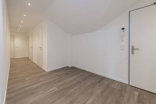 Eingangsflur mit Tür zum kleinen Abstellraum - 