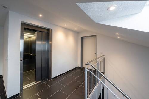 Wohnungseingang neben dem Fahrstuhl - 