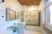 Badezimmer - Etagenwohnung mit 142,00 m&sup2; in Offenburg zur Miete