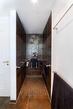geräumige Dusche - 