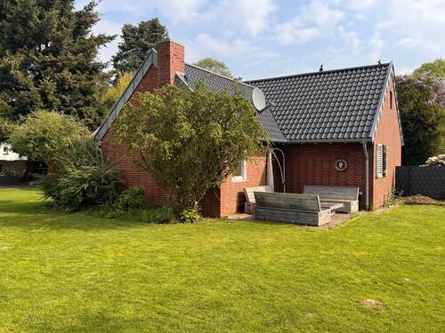 Garten mit seitlicher Terrasse - 4 Zimmer Mehrfamilienhaus, Wohnhaus in Erkelenz