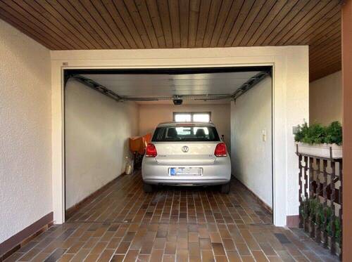 Garage mit elektr. Tor - 