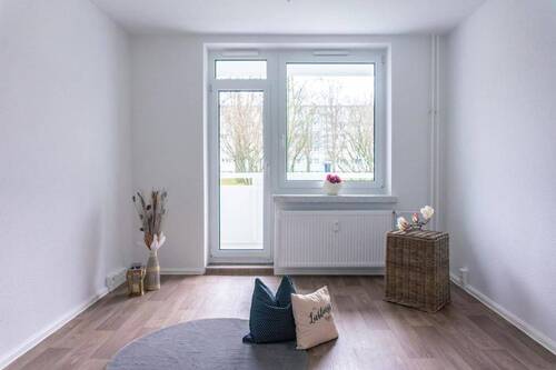 Wohnzimmer Vergleichswohnung - Frisch sanierte 3-Raum-Wohnung mit Balkon