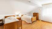 1. OG Schlafzimmer 1 - 