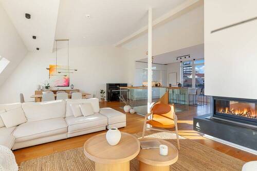 Offener Wohn-/Essbereich - Loftartige 4-Zimmer-Dachgeschoss-Maisonette nahe dem Soho House mit Blick auf den Fernsehturm!