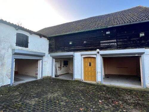 Nebengebäude / Garagen - 