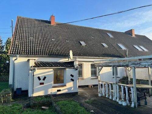 Rückansicht mit Eingang & Terrasse - 