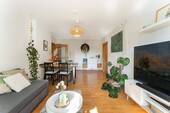 Wohnzimmer - Ihr Investment in Bestlage von Köln-Nippes: Stilvolle 2-Zimmer-Wohnung mit Garage und Balkon