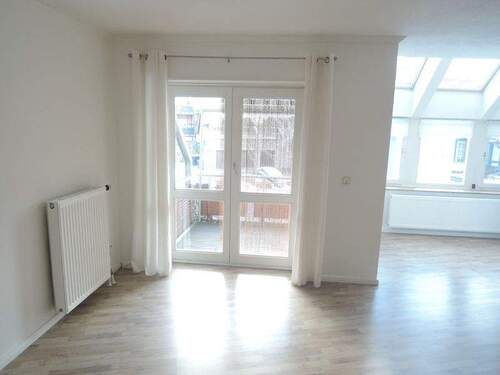 Wohn-/Esszimmer mit Zugang Balkon - 