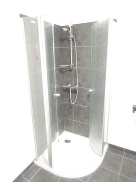 Die Dusche im Badezimmer - 