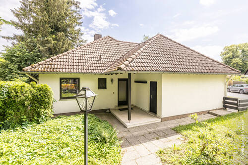 Hauseingang und Garage - 8 Zimmer Einfamilienhaus in Eichenau