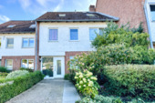 Fassade Vorderseite - Familienfreundliches Reihenmittelhaus mit Wintergarten und Garage. Ein Zuhause, das Raum zum Leben schenkt !