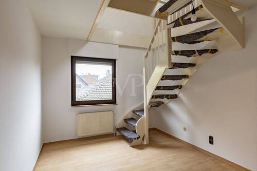 Zimmer OG mit Giebelzugang - 