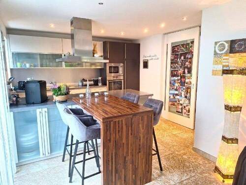 Die moderne Küche mit Frühstücks-Tresen - 6 Zimmer Doppelhaushälfte in Schwäbisch Gmünd