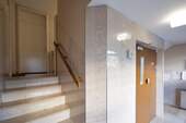 Treppenhaus mit Aufzug - 