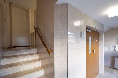 Treppenhaus mit Aufzug - 